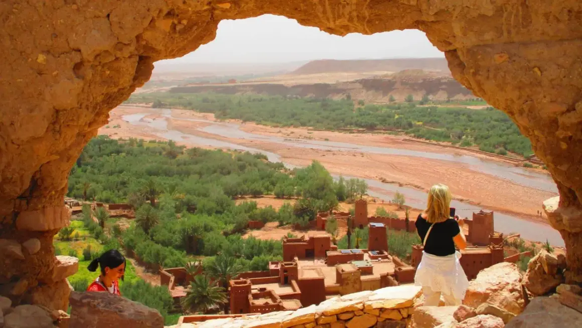 Maroko, wrzesień. Piękna pogoda na zwiedzanie Ait Ben Haddou. Widok na dolinę rzeki i tradycyjne budowle.