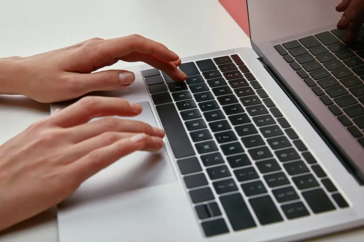 Jak naprawić myszkę w laptopie - skuteczne sposoby na problemy z touchpadem
