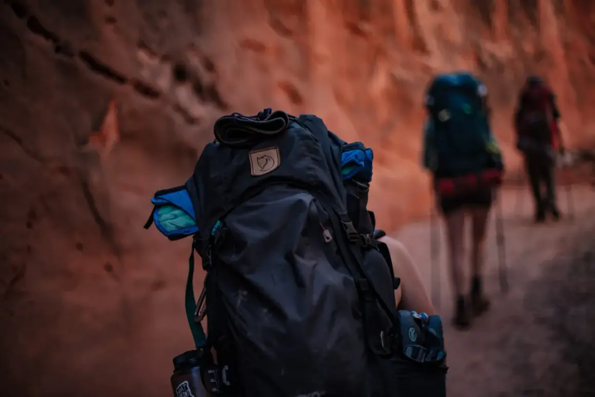 Trekking co to? Wędrówka przez kanion z plecakami i kijkami. Przygoda na łonie natury.