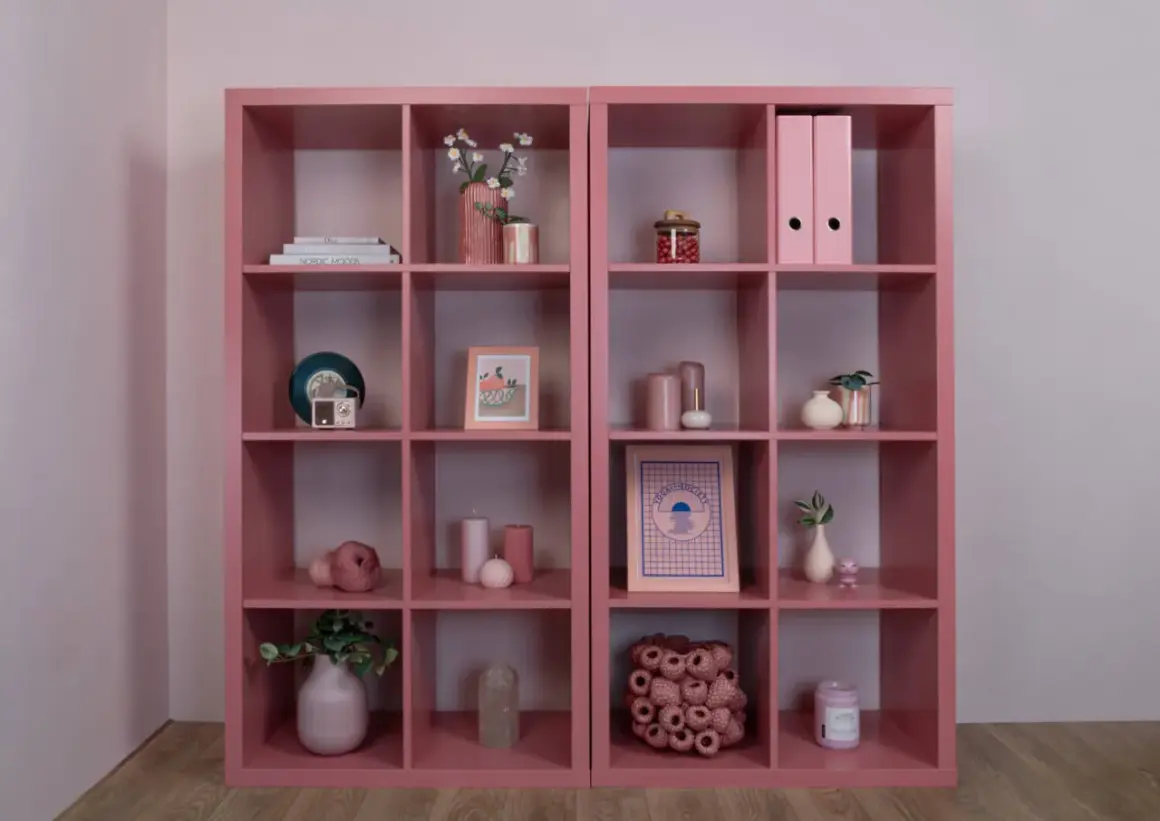 Deux étagères modulables roses, idéales pour customiser et relooker une chambre. Décorées avec des objets déco tendance.