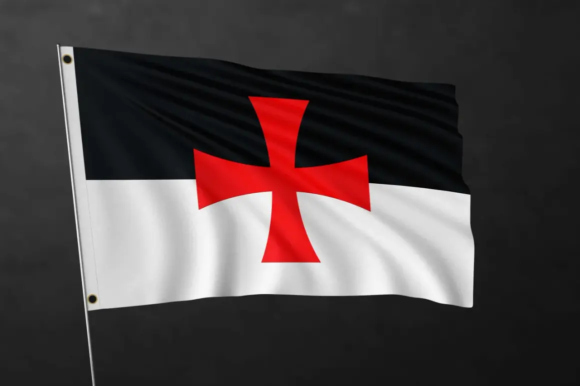 Flaga templariuszy: czarno-biała z czerwonym krzyżem. Symbolizuje historię i dziedzictwo rycerzy.