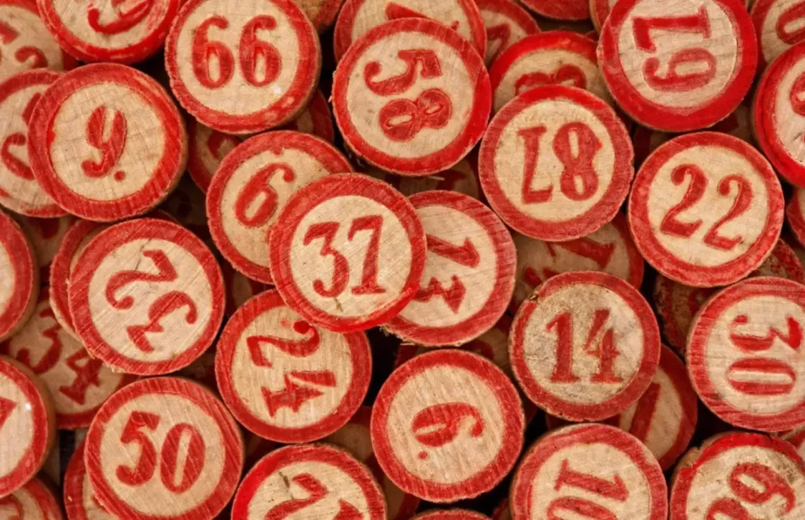 Tanti numeri su tessere di tombola, un anniversario di matrimonio numero smorfia napoletana.