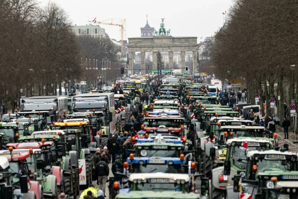 Traktoren blockieren die Straße vor dem Brandenburger Tor in Berlin. Ein **general streik** der Landwirte legt die Stadt lahm.