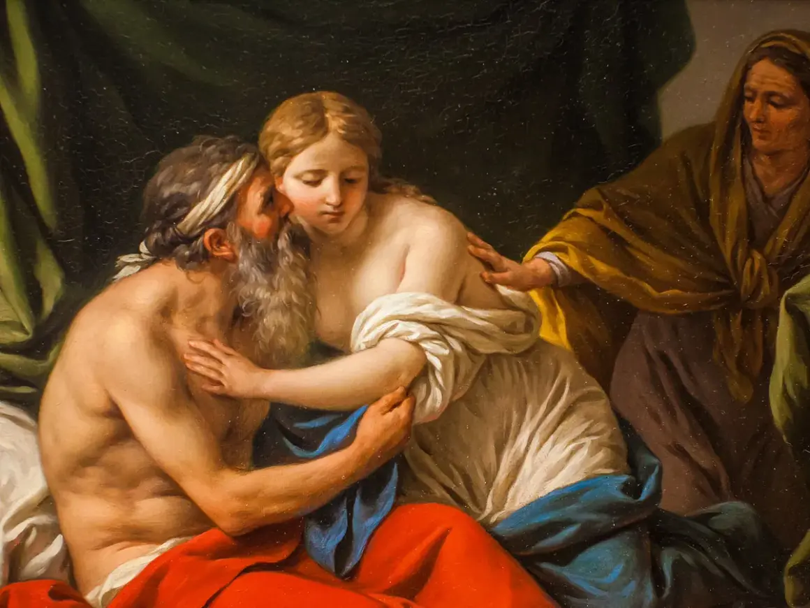 Biblia o kobietach cytaty: starzec całuje młodą kobietę, starsza kobieta patrzy z boku.