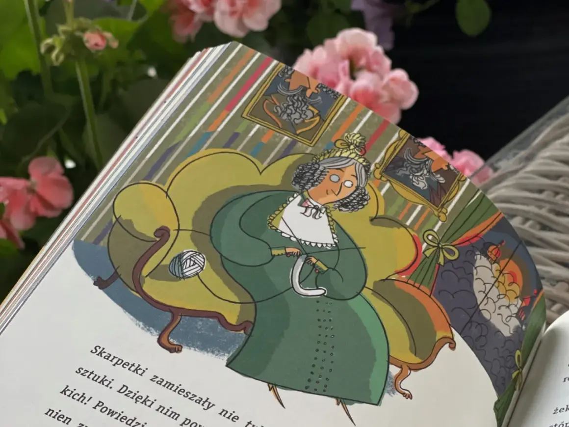 Ilustracja z książki "Sekretna historia skarpetek". Starsza pani w zielonej sukni siedzi na fotelu i dzierga.