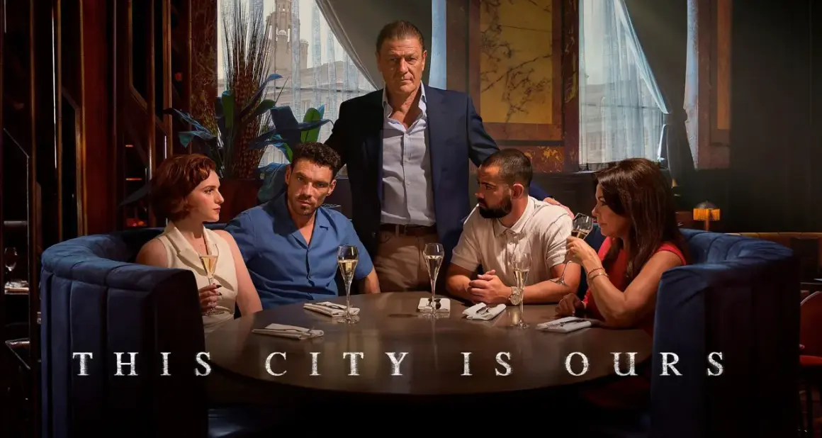 Fünf Personen sitzen an einem runden Tisch in einem eleganten Restaurant. Der Titel "This City Is Ours" deutet auf eine Geschichte über Macht und Einfluss hin.