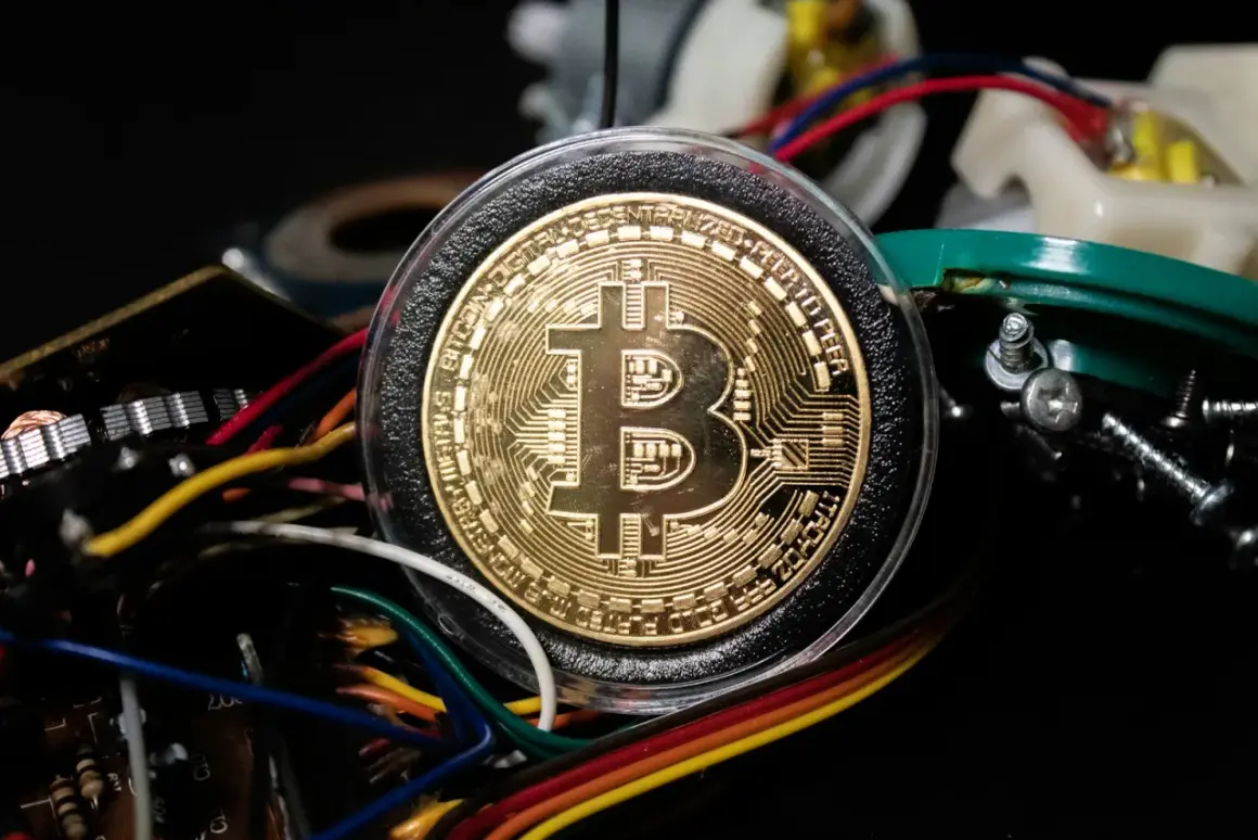 Złoty Bitcoin otoczony przewodami i elementami elektronicznymi, symbolizujący, jak działa koparka kryptowaluty.