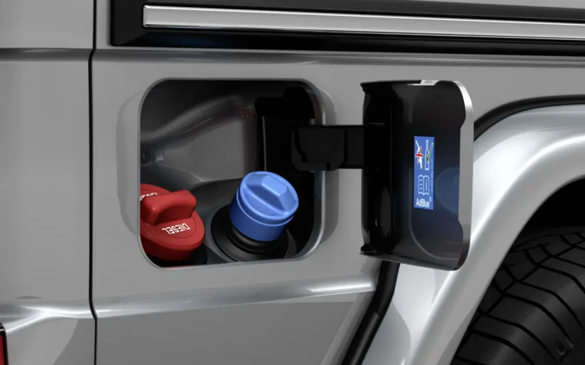 En bil med öppen lucka visar dieselpåfyllning och AdBlue-påfyllning. Hur mycket AdBlue drar en bil beror på körstil.
