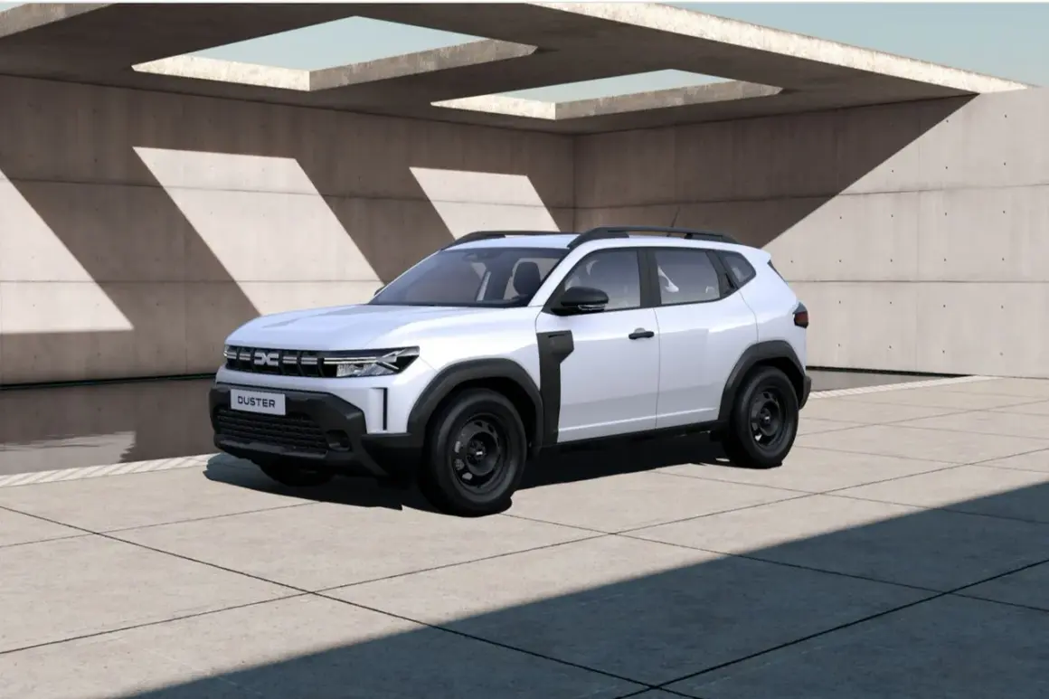 Dacia Duster blanc, prêt pour l'aventure. Vérifiez la pression pneu Duster pour une conduite optimale.