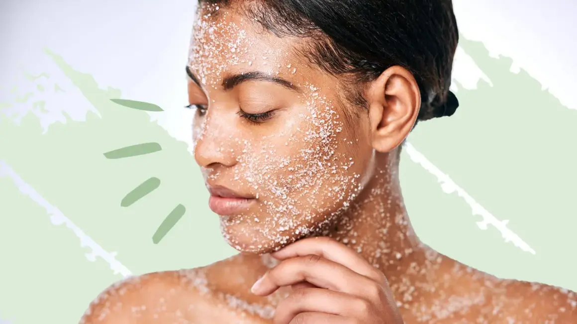 Frau mit Salz-Peeling im Gesicht und auf der Schulter. Ein sanftes mechanisches Peeling für reine Haut.