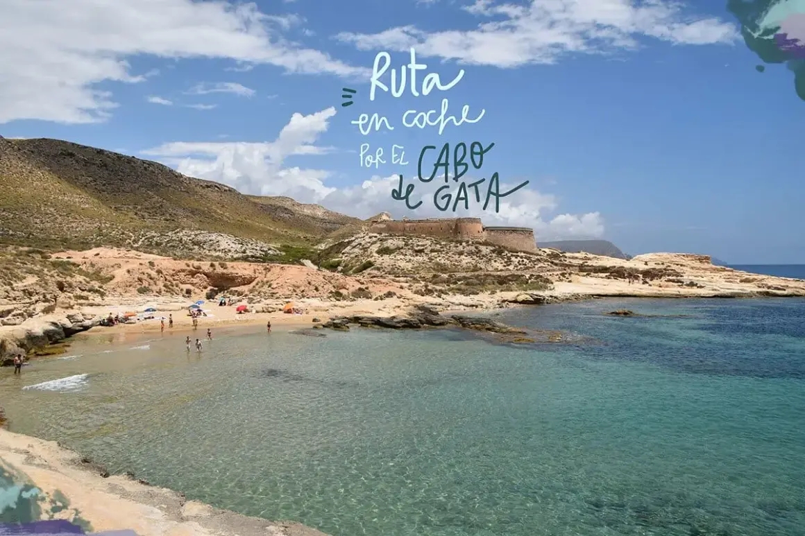 Disfruta de una ruta en coche por el Cabo de Gata, con playas cristalinas y un antiguo fuerte en la costa.