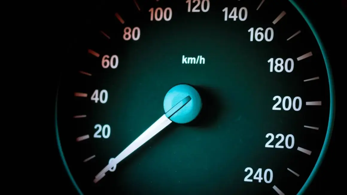 Wskaźnik prędkościomierza pokazuje 40 km/h. Idealna prędkość do aktywacji tempomatu na spokojnej drodze.