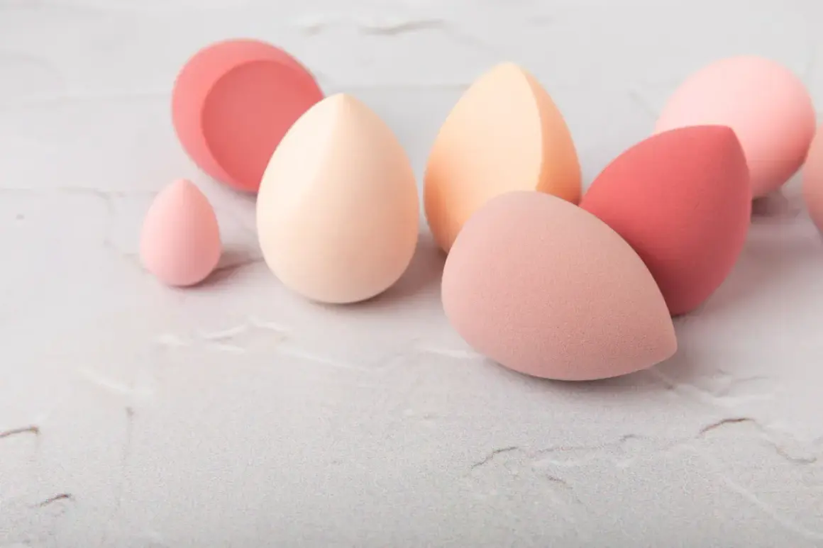 Set di beauty blender in varie tonalità pastello, perfetti per un'applicazione impeccabile del makeup. Scopri come si usa per un finish naturale.
