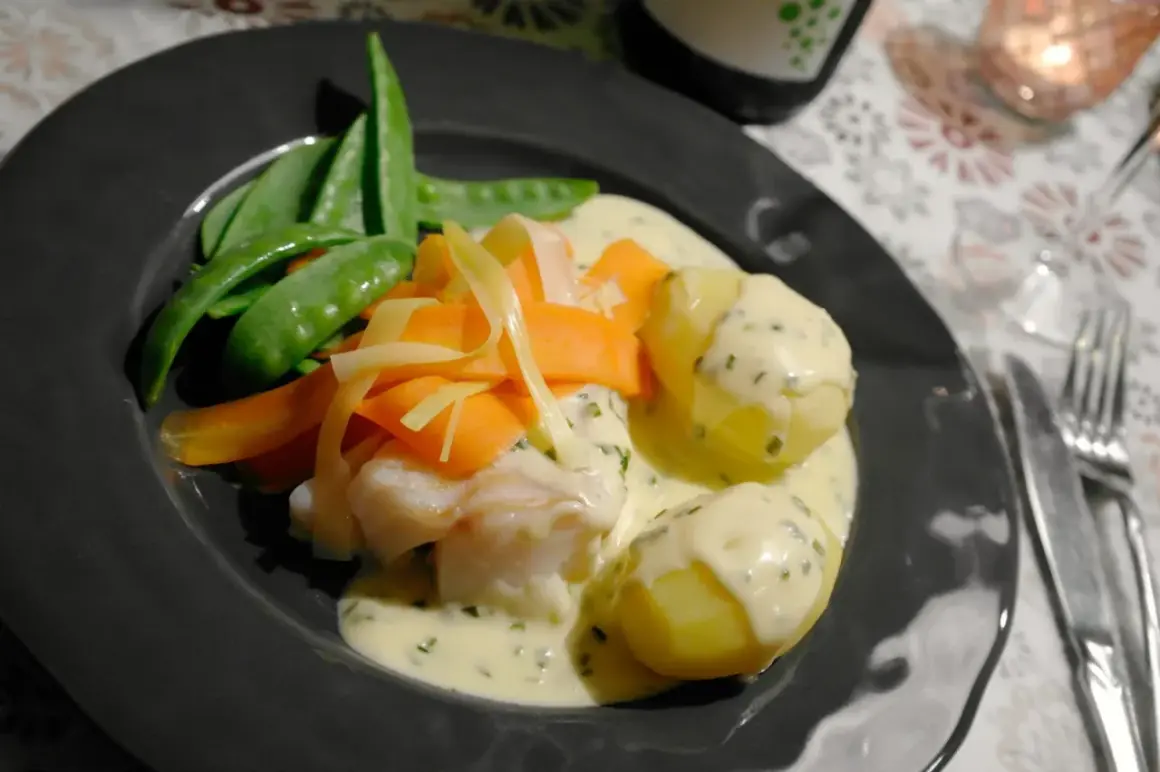 En läcker fiskrätt med potatis, sockerärtor och morötter, dränkt i en krämig sås. Perfekt för att testa ett sandefjordsås recept!