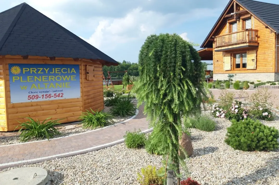 Drewniane domki i altany zapraszają na wypoczynek na łonie natury. Idealne miejsce na camp rest Gacki.