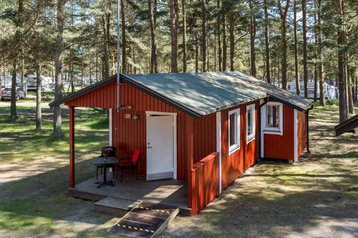 Rött stugboende på en campingplats i Åhus. Perfekt för en avkopplande semester, som många recensioner vittnar om.