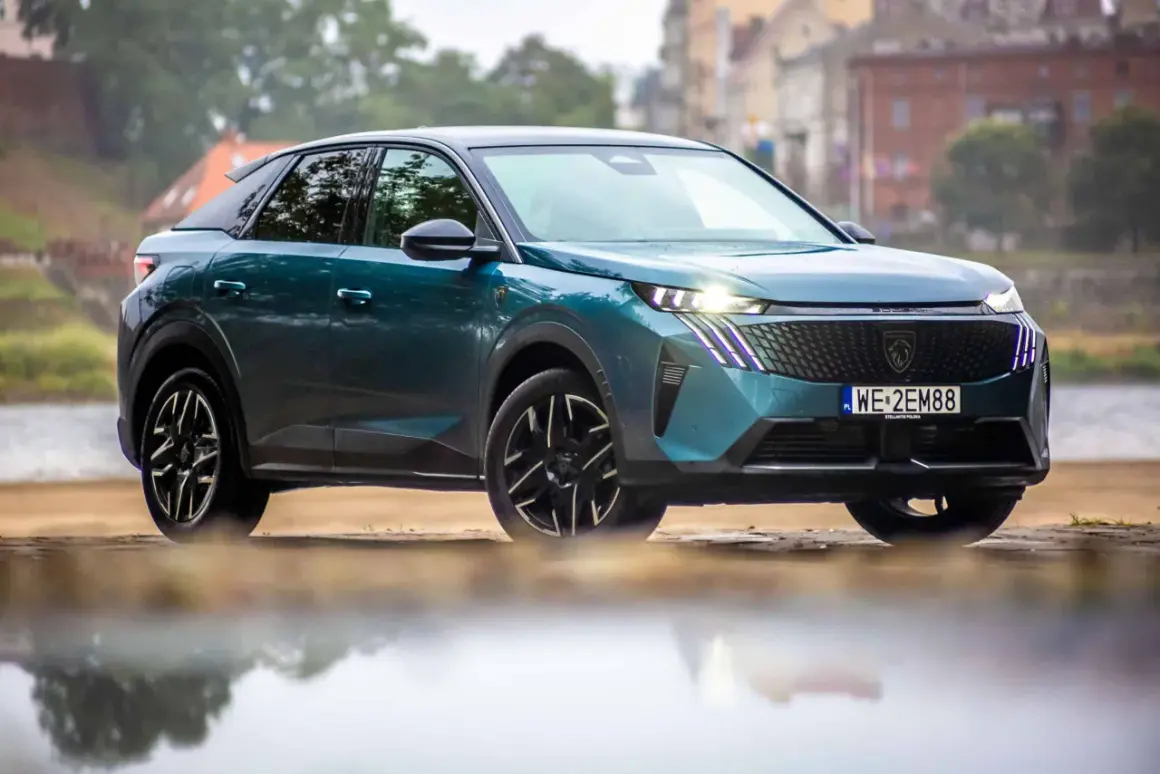 Nowy Peugeot 3008 w kolorze zielonym, z nowoczesnym designem i felgami. Zastanawiasz się nad jego spalaniem?
