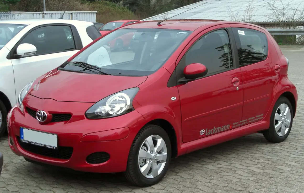 Czerwone Toyota Aygo używane z salonu, idealne do miasta.