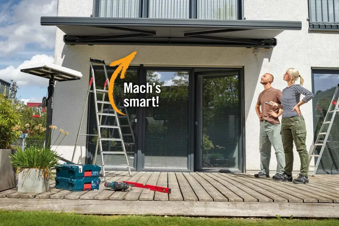 Sonnenschutz Terrasse Ideen: Mann und Frau blicken nach oben, während Werkzeug und Leiter auf der Holzterrasse bereitstehen.