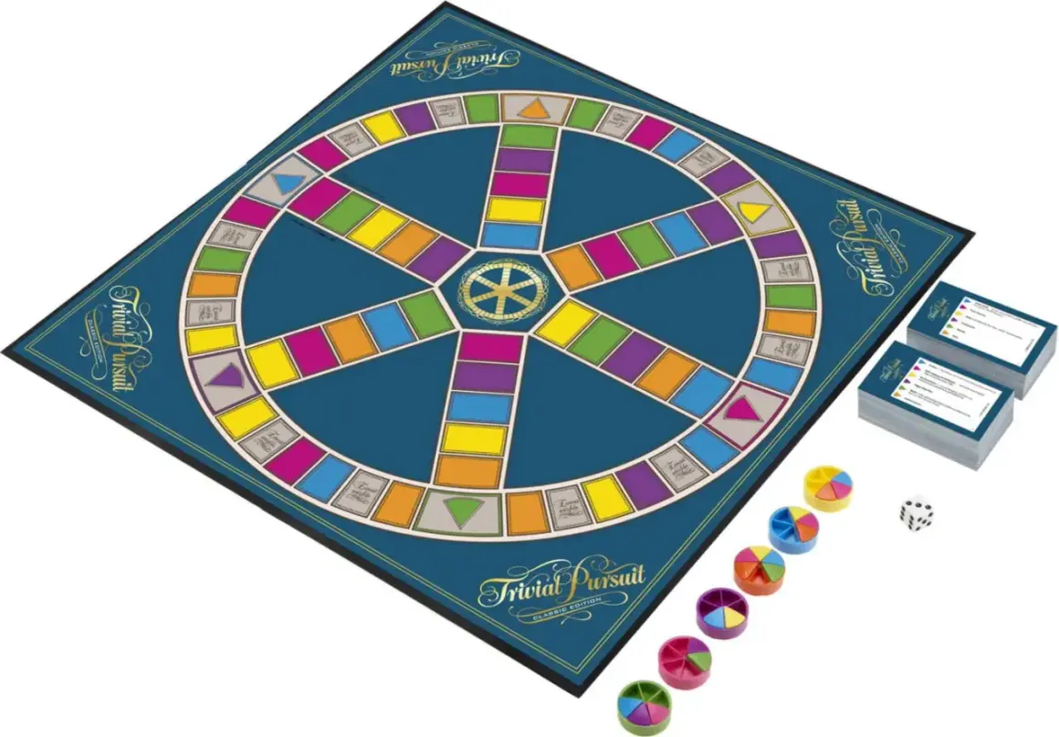 Trivial Pursuit Classic Edition Spielbrett mit bunten Feldern, Spielsteinen, Würfel und Kartenstapeln. Bereit für aktuelle Fragen!