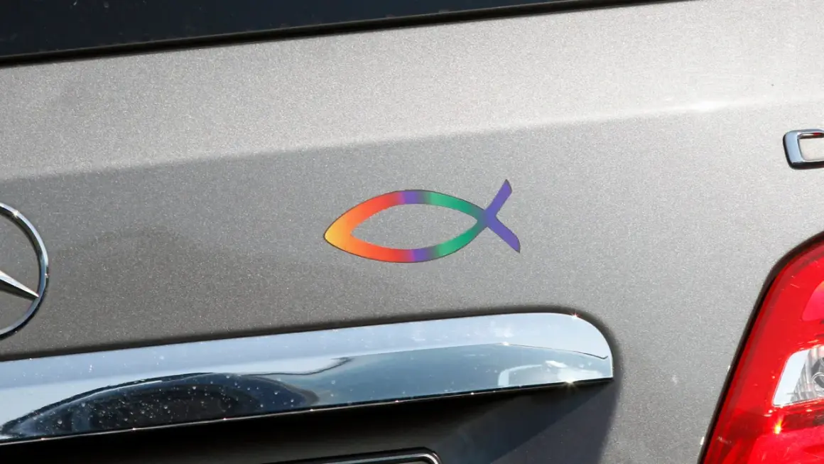 Bunter Fisch-Aufkleber auf einem Auto. Ob katholisch oder evangelisch, dieser Fisch symbolisiert Glauben.