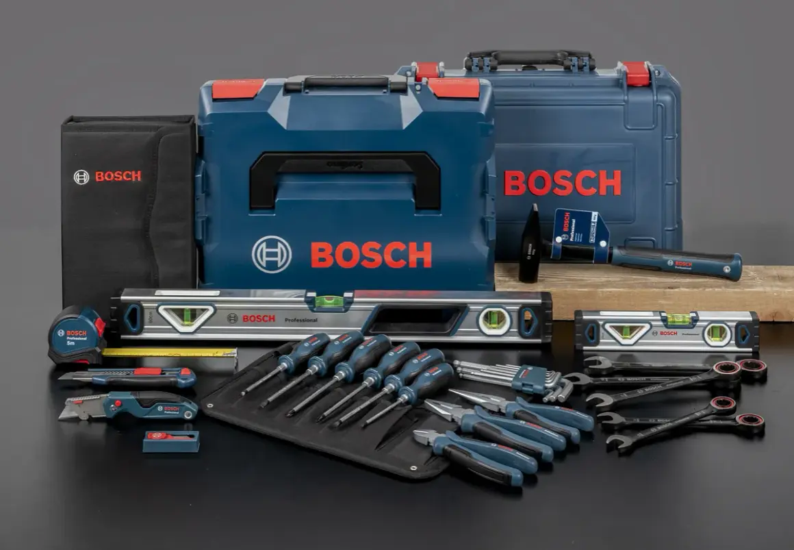 Ensemble d'outils de la marque Bosch : boîtes de rangement, niveaux, tournevis, pinces, clés Allen, marteau et cutter.