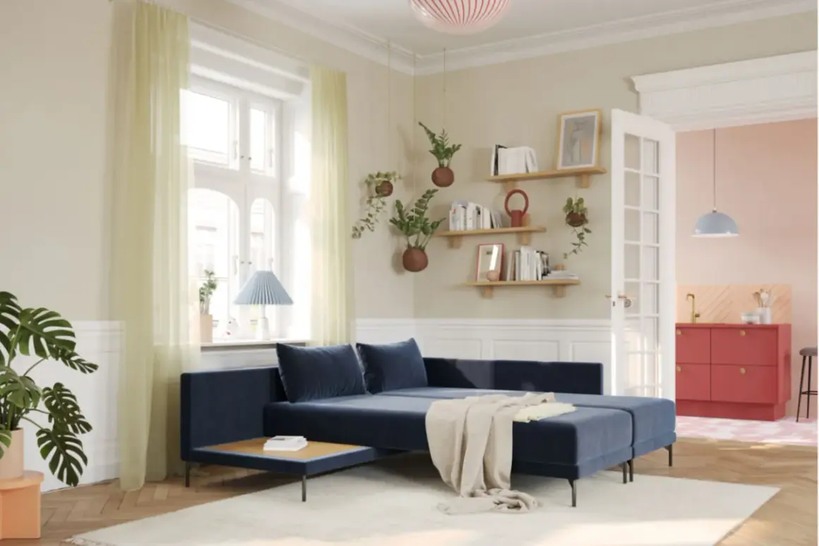 Gemütliches Wohnzimmer mit dunkelblauem Sofa, hellen Vorhängen und Regalen voller Bücher. Moderne Farben schaffen eine einladende Atmosphäre.