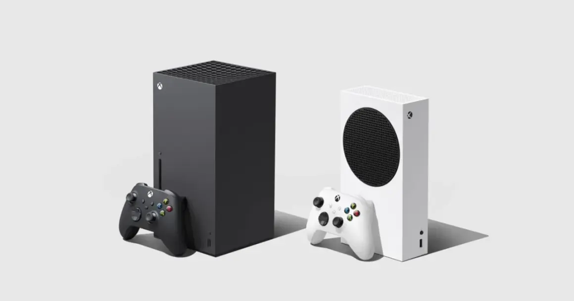Dwie konsole Xbox, czarna seria X i biała seria S, z kontrolerami.