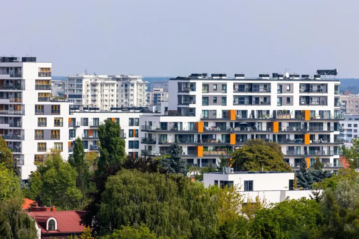 Nowoczesne bloki mieszkalne z balkonami i zielenią. Szukasz, gdzie najtańsze mieszkania w Polsce?