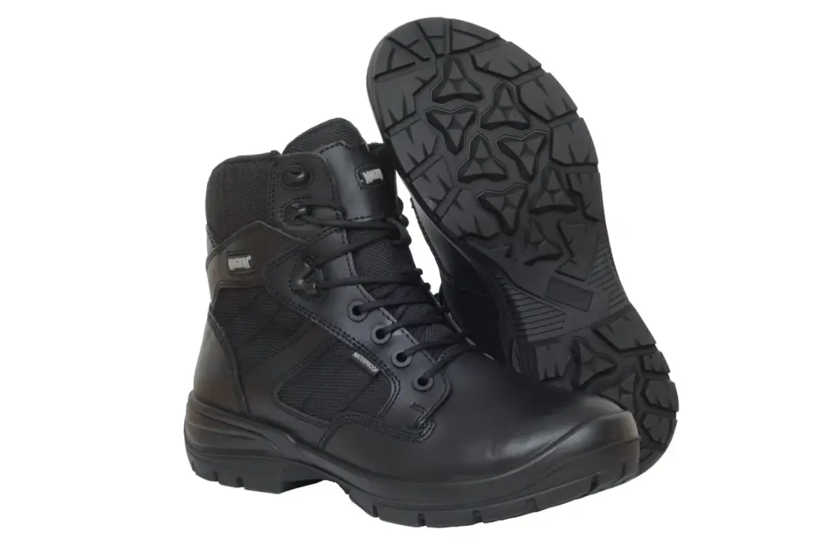 Par de botas negras Magnum, con cordones y suela de goma antideslizante. Perfectas para cualquier aventura.