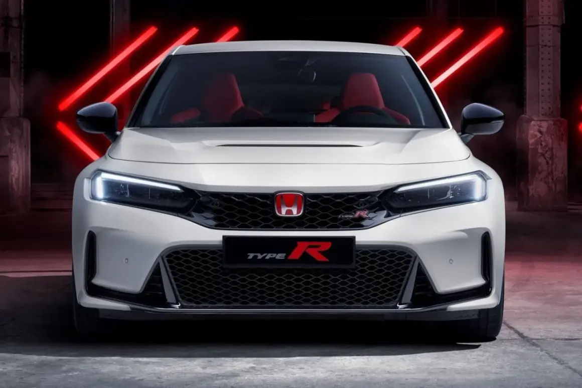 Blanco Honda Civic Type R CV con asientos rojos, listo para la acción bajo luces de neón rojas.