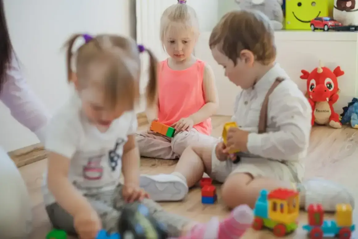 Dzieci bawią się klockami. Czy na urlopie rodzicielskim można posłać dziecko do żłobka?