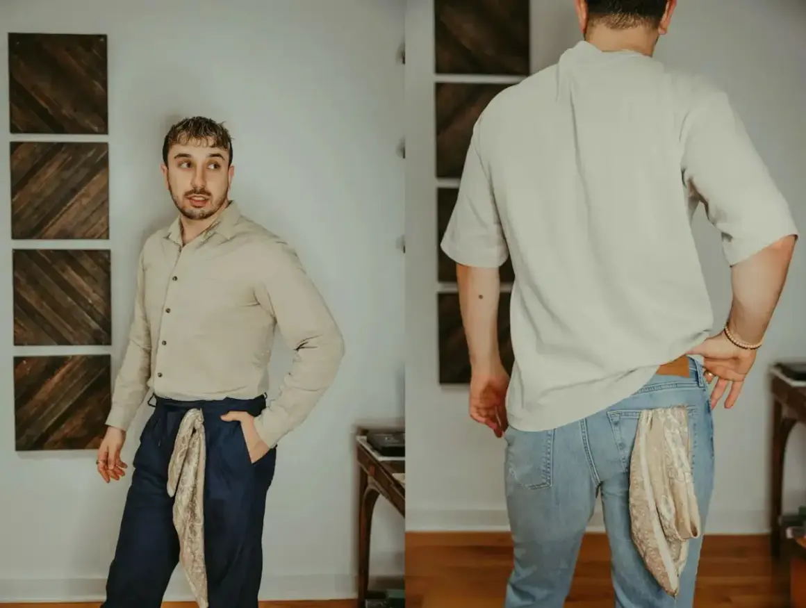 Mężczyzna pokazuje, jak zawiązać bandanę na spodniach, jako modny dodatek.
