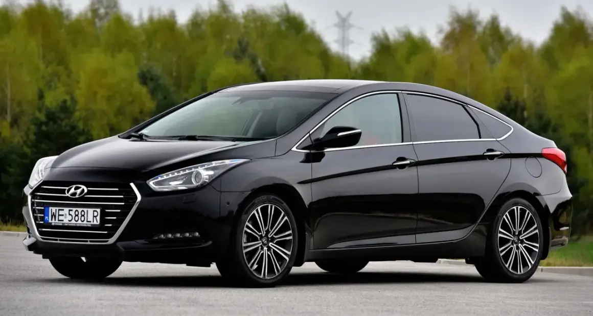 Czarny Hyundai i40 na tle zieleni. Poznaj jego dane techniczne i możliwości.