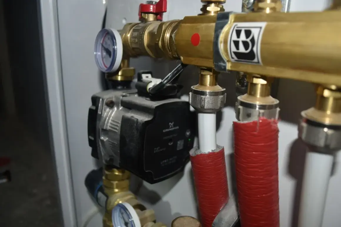 Pompa obiegowa Grundfos z manometrem i mosiężnymi złączkami.