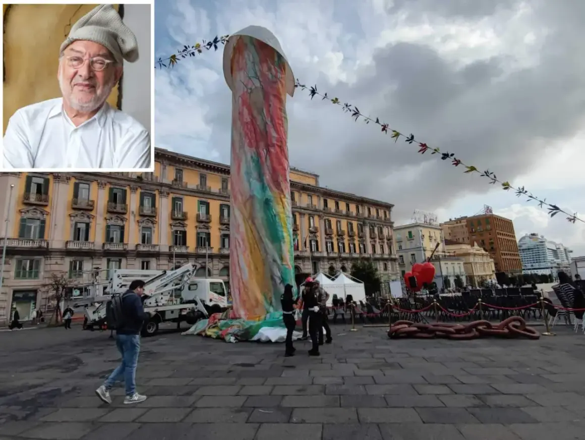Ritratto di artista con inquadratura di una colorata statua di Pulcinella a Napoli, in piazza, con edifici storici sullo sfondo.