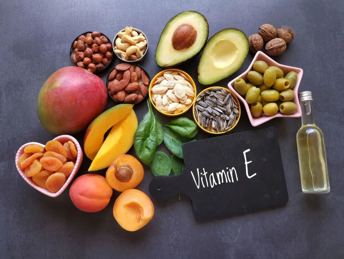 Vielfalt an vitamin e lebensmittel: Nüsse, Samen, Avocado, Mango, Spinat, Oliven, Aprikosen und Öl.