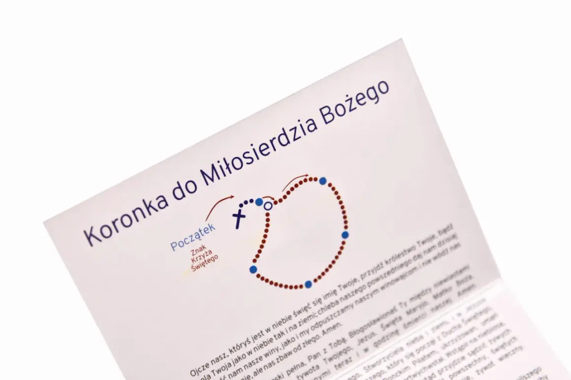 Ilustracja przedstawia schemat koronki do Bożego Miłosierdzia z tekstem modlitwy.