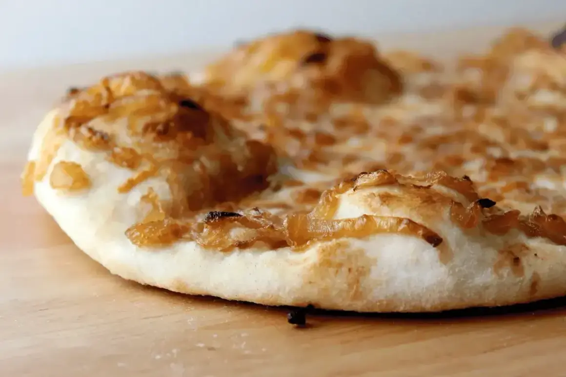 Chrupiąca pizza z karmelizowaną cebulą, która stanowi idealny sos do pizzy.