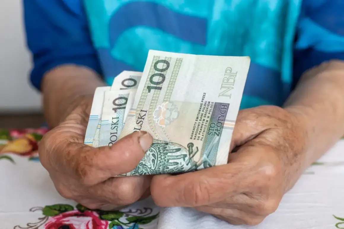 Dłonie trzymają banknoty 100 zł. Zastanawiasz się, ile wynosi najniższa emerytura z ZUS?