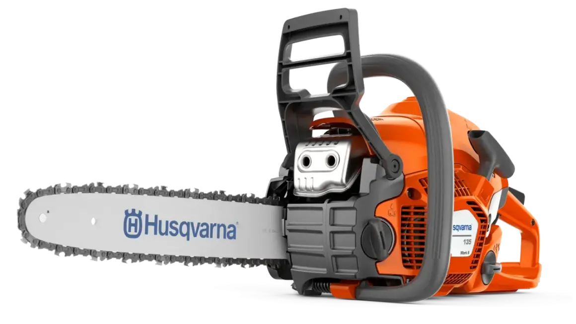 Pomarańczowa piła łańcuchowa Husqvarna 135 Mark II. Sprawdź husqvarna 135 dane techniczne, by poznać jej możliwości.