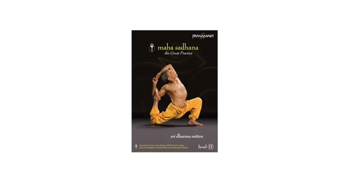 Sri Dharma Mittra en una pose de yoga desafiante en la portada de "Maha Sadhana".