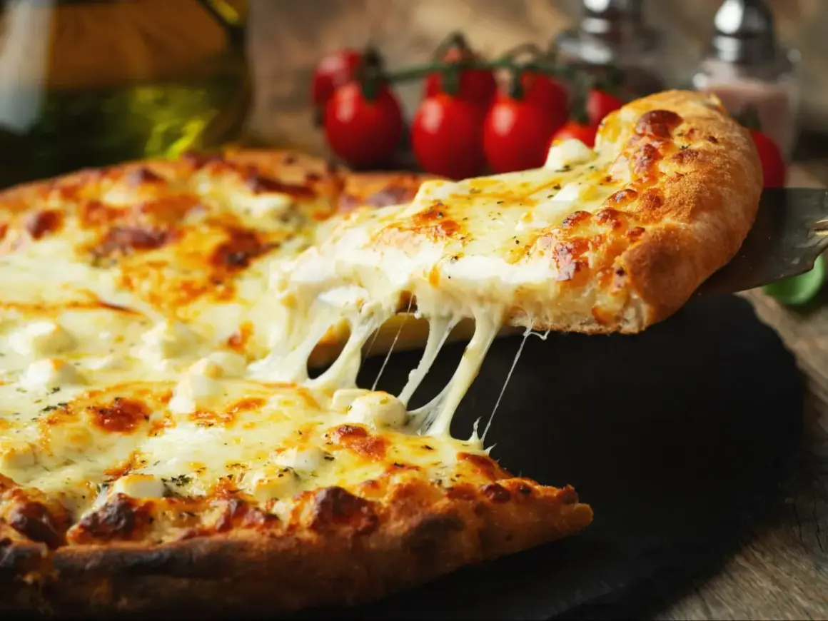 Gorąca, ciągnąca się pizza z serem, która mówi: "jaka pizza jesteś? Jestem idealna!".