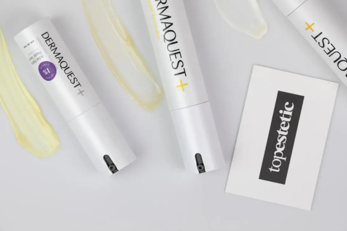 Dwa opakowania serum z retinolem i kwasem hydroksylowym, obok smugi kremu i karty z napisem "topestetic".