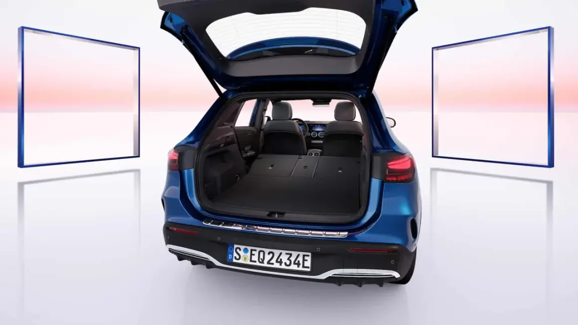 Maletero abierto del Mercedes EQA, mostrando su amplitud. Las dimensiones del Mercedes EQA son ideales para tu día a día.