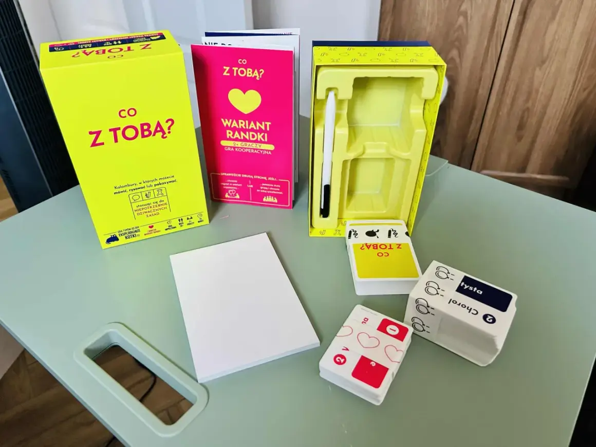 Gra "Co z Tobą?" w wersji kooperacyjnej i imprezowej. Zestaw zawiera karty, pisak i instrukcję. Idealna na spotkania towarzyskie.