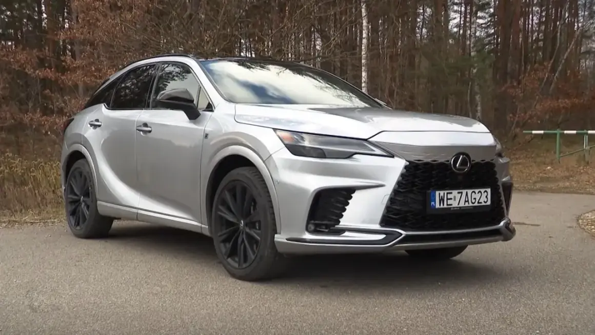 Srebrny Lexus RX500 z czarnymi felgami na tle lasu.