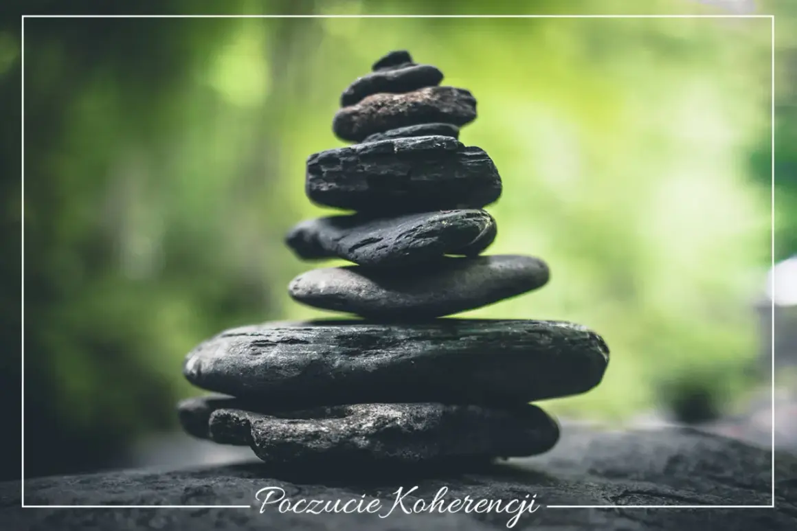 Kamienna wieża symbolizuje poczucie koherencji, równowagę i spokój w otoczeniu natury.