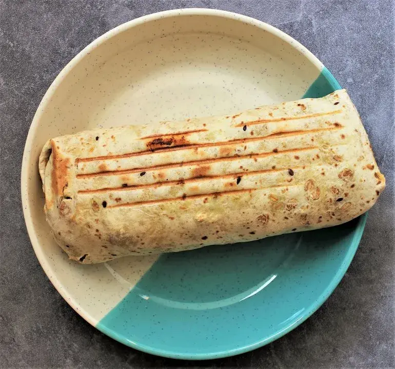 Kebab w tortilli: Ile kcal? Odkryj sekrety "fit" wyboru!