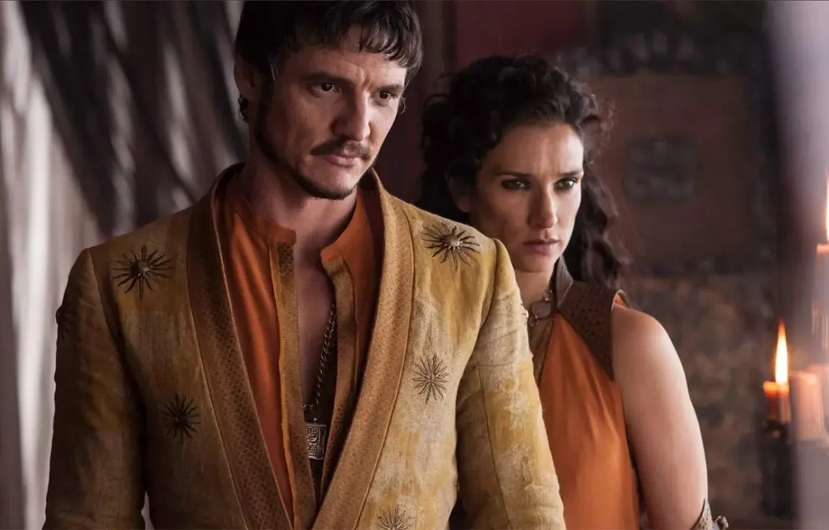 Pedro Pascal i Ellaria Sand i en scen från en av hans filmer.